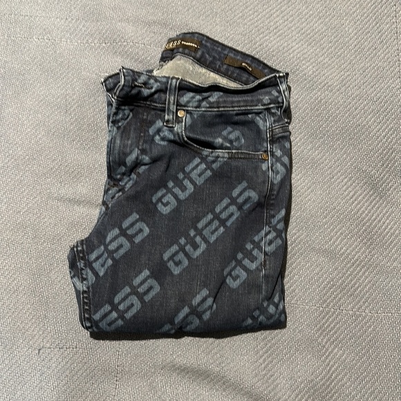 Men’s GUESS All-Over Print Stretch Skinny Jeans - Picture 9 of 9